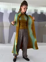 Cardigan largo tejido en lana merino teñida artesanalmente, con puños y cuello en fieltro de lana merino.