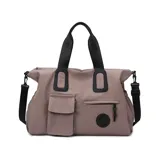 Bolso deportivo multifunción color negro, con diseño liso, compartimento principal con cierre, bolsillo frontal con solapa y bolsillo frontal con cierre. Cuenta con doble asa de mano y correa de hombro ajustable y extraíble. Incluye detalle de logo circular en la parte inferior.