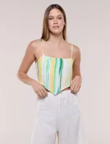 Top crop estilo pañuelo de escote recto y breteles finos regulables, confeccionado en rayón con estampado de rayas verticales en tonos verde, amarillo y blanco. Presenta ruedo asimétrico en punta y espalda descubierta con ajuste de lazo.