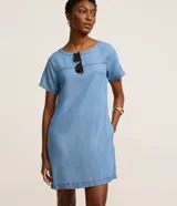 Vestido corto Marfinno de corte recto, confeccionado en liocel azul claro con efecto denim, cuello redondo, mangas cortas y recortes en el busto.