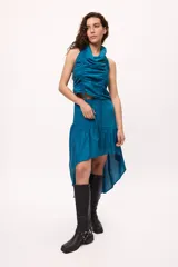 Top turquesa con cuello halter y frunces ajustables en el frente. Espalda descubierta. Confeccionado en lino y algodón.