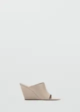 Sandalias de cuña con diseño destalonado, tira ancha en el empeine y puntera abierta.