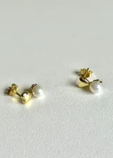 Aros colgantes con perlas y base dorada en forma de corazón.