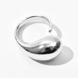 Anillo plateado con forma de gota.