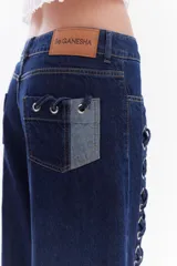 Jean wide leg de tiro medio y color azul, con cordones de denim cruzados a través de ojalillos metálicos a lo largo de los laterales delanteros.
