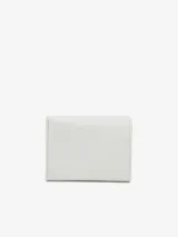 Billetera Diesel de cuero blanco con logo ovalado en el frente. Diseño compacto de tres pliegues con múltiples ranuras para tarjetas, compartimento para billetes y bolsillo para monedas.