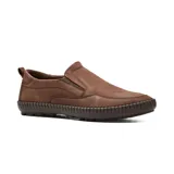Zapato casual de cuero color marrón, tipo slip-on, con elásticos laterales, costuras reforzadas y suela de goma texturizada.