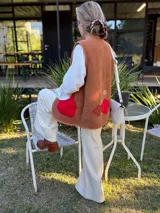 Bota de caña media color óxido, confeccionada en cuero, con plataforma y taco cuadrado texturizado, punta cuadrada y cierre lateral.