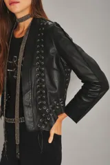 Saco de cuero ovino color negro, con diseño de cordones entrelazados en la parte frontal y mangas, estilo rockero.