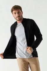 Campera tejida azul marino con cierre frontal, cuello alto y mangas largas.