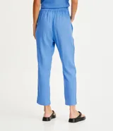 Pantalón fluido celeste de corte recto, confeccionado en mezcla de viscosa y lino. Posee cintura elástica con cordón de ajuste y bolsillos laterales.