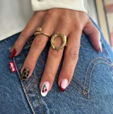 Anillo dorado con forma circular irregular.