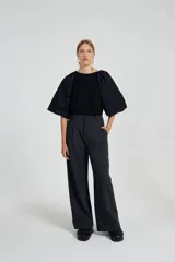 Pantalón sastrero de punto Roma color gris oscuro, con piernas anchas, tablas y bolsillos delanteros.