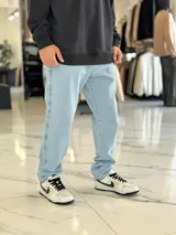 Pantalón de jean gris con lavado ácido, corte holgado de estilo oversize y diseño recto.