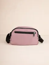 Cartera bandolera negra de nylon con correa ajustable. Tiene dos compartimentos principales con cierre y un bolsillo frontal con cierre.