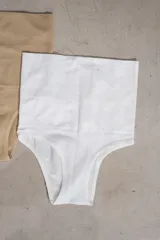 Faja de lycra blanca de tiro alto.