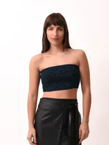 Top bandeau corto de tejido de punto con rayas horizontales en azul y negro.