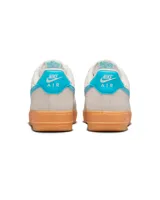 Championes Nike Air Force 1 '07 LV8, color crema con detalles en celeste y suela marrón. Confeccionados en cuero y gamuza, con amortiguación Nike Air y suela de goma.