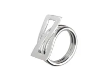 Anillo de plata 925 con diseño cruzado satinado.