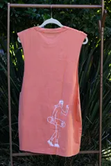 Musculosa celeste con efecto gastado y estampado circular en el pecho con diseño abstracto en tonos grises.