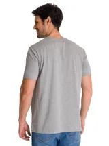 Remera gris melange de manga corta y cuello redondo, con estampa frontal en blanco y negro de un vehículo histórico con la inscripción 'No. 77' y etiqueta con el logo de la marca en el dobladillo.