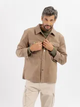 Sobrecamisa de paño color tostado, con cuello clásico, cierre frontal con botones y dos bolsillos frontales con solapa.