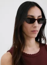Musculosa de algodón color bordó con cuello redondo y detalles festoneados en el cuello y las sisas.