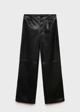 Pantalon de tiro alto con efecto piel, diseño recto y largo. Cuenta con cierre de cremallera y botón, trabillas para cinturón y cinco bolsillos.