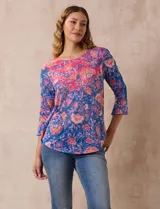 Blusa de modal estampada con flores, marca Ruby Rd. Tiene mangas 3/4 con aplique de crochet y terminación amplia.