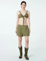 Top negro con escote regulable y breteles ajustables que se pueden atar en el delantero o espalda.