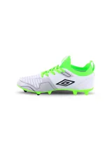 Championes de fútbol Umbro Flash HG, color blanco con detalles en celeste y gris.