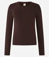 Blusa de algodón color negro, de corte ajustado, con cuello redondo y mangas largas.