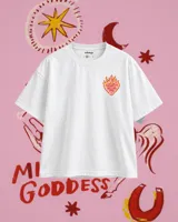 Remera blanca de corte oversize y manga corta, confeccionada en 100% algodón. Presenta un pequeño estampado en el pecho con forma de corazón en llamas y texto alusivo.