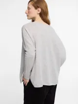 Sweater azul marino de tejido de punto con escote en V y detalles de hilo metálico brillante.