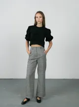 Pantalón sastrero gris con estampado de cuadros escoceses, de corte recto y tiro alto.