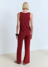 Pantalón de punto fino color bordó, de diseño recto y largo, con cintura elástica y cordón ajustable.