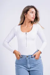 Body negro de mangas largas con escote redondo y cierre de cremallera plateada en el frente.