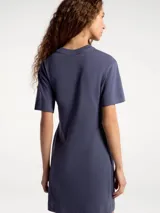 Vestido corto de manga corta con cuello redondo y detalle de lazo anudado en la cintura, confeccionado en tejido suave.