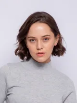 Polera color crema de tejido de punto, manga larga y cuello alto.