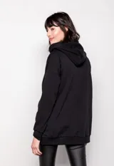 Canguro oversize color beige, de tela deportiva, con capucha ajustable con cordones y bolsillo tipo canguro en el frente.