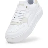 Championes Puma Cali Court Match color blanco con detalles en beige en el talón y la lengüeta.