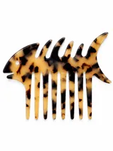 Peine para el pelo con estampado tipo carey, con un diseño original en forma de espina de pescado.