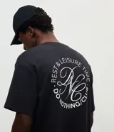 Remera de corte boxy con cuello redondo y manga corta, confeccionada en tejido de algodón y poliéster con acabado suave. Presenta estampado con lettering en el pecho y un diseño gráfico circular de mayor tamaño en la espalda.