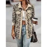 Sobre camisa de pana con estampado animal print, cuello camisero, mangas largas y cierre frontal con botones.