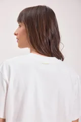 Remera blanca de algodón de corte recto y mangas cortas.