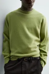 Sweater de punto relaxed fit confeccionado en hilatura con mezcla de lana y fibra de alpaca, de color verde, cuello redondo y manga larga, con acabados en rib.