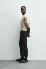 Pantalón de jean corte slim fit, color gris con efecto lavado. Presenta diseño de cinco bolsillos, cierre frontal con cremallera y botón, y tejido elástico.