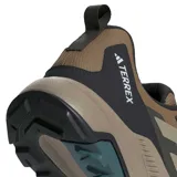 Championes de trekking Adidas Terrex Anylander color marrón con detalles en negro y logo Terrex en rojo. Capellada de textil liviano con puntera reforzada, mediasuela de EVA y suela Traxion.