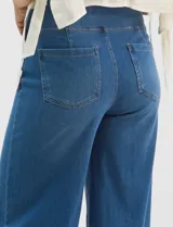 Jegging de denim azul oscuro con silueta estilo palazzo, tiro alto y pierna amplia, con pretina ancha elástica y sin bolsillos frontales.
