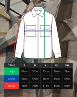 Sobrecamisa de paño con diseño de cuadros grandes en tonos marrón y beige. Presenta cuello clásico, cierre frontal con botones, mangas largas con puños abotonados y dos bolsillos frontales con solapa.